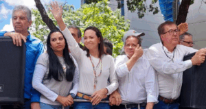 Partidos políticos perseguidos y desarticulados a un año del 28 de julio: ¿qué desafíos se plantean?