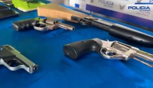 Policía de Ecuador detuvo a dos colombianos por tráfico ilícito de armas de diferentes calibres (VIDEO)