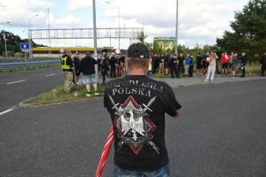 Miembros de las patrullas 'Movimiento para la Defensa de las Fronteras' en el cruce de la población polaca de Lubieszyn con Alemania.