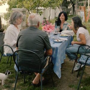 Por qué comer con amigos y familiares puede transformar tu salud mental