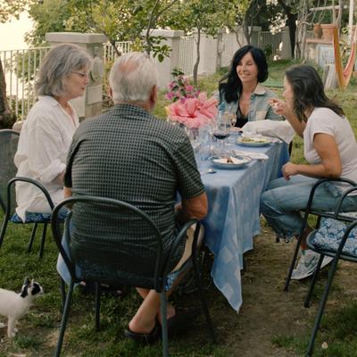 Por qué comer con amigos y familiares puede transformar tu salud mental