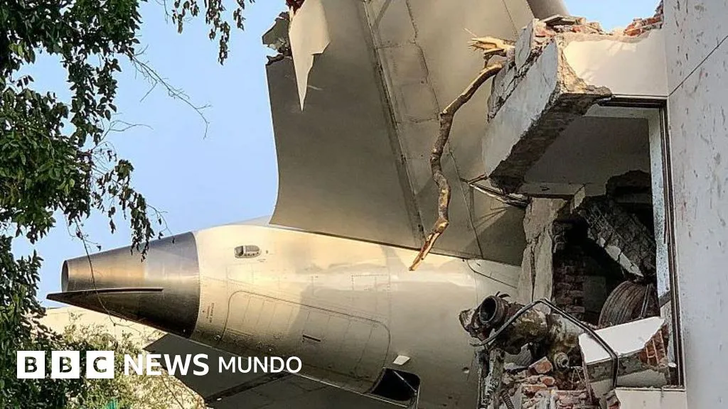 Por qué el audio de la cabina de los pilotos de Air India aumenta el misterio del accidente de avión en el que murieron 260 personas