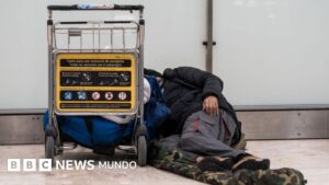 "Prefiero dormir aquí que en la calle": los migrantes y personas sin hogar que encontraron un refugio en el aeropuerto de Madrid durante varios meses