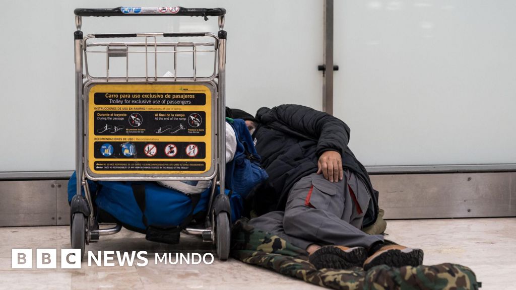 "Prefiero dormir aquí que en la calle": los migrantes y personas sin hogar que encontraron un refugio en el aeropuerto de Madrid durante varios meses