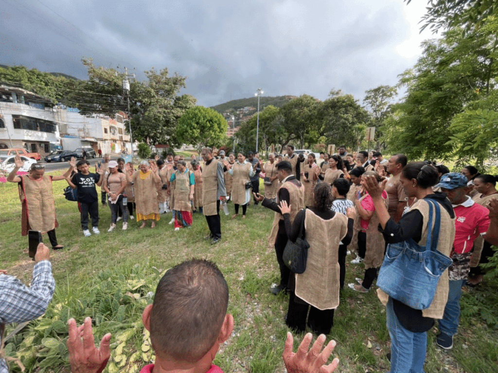 Presentan arrepentimiento con caminata en cilicio y cenizas