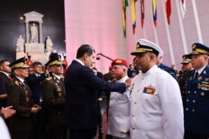 Presidente Maduro entrega ascensos militares