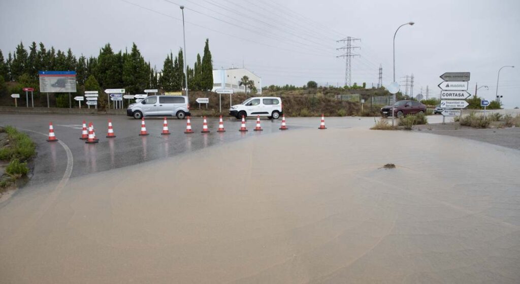 Protección Civil envía una alerta a todos los móviles de Cataluña por la DANA e Illa pide "máxima precaución"
