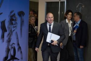 Puente se jacta de que Tellado ha dejado de ser "periodista" en su ficha del PP, tras enzarzarse con él por sus títulos