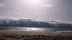 Qué es la nube enrollada o tsunami de nubes, el fenómeno que ha desatado el pánico en una playa de Portugal
