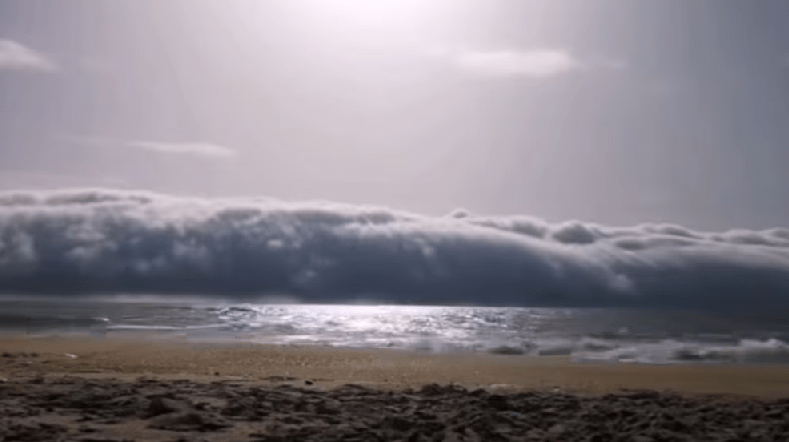Qué es la nube enrollada o tsunami de nubes, el fenómeno que ha desatado el pánico en una playa de Portugal
