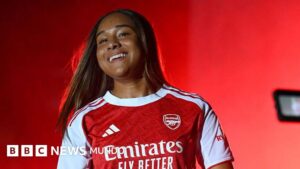 Quién es Olivia Smith, la futbolista «más cara» de la historia (y cómo se compara su récord con los de los futbolistas masculinos)