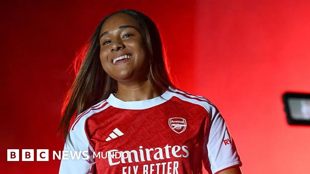 Quién es Olivia Smith, la futbolista "más cara" de la historia (y cómo se compara su récord con los de los futbolistas masculinos)