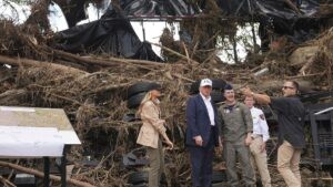 RIADAS ESTADOS UNIDOS | Trump visita la zona devastada por las inundaciones en Texas conforme crece el escrutinio a la respuesta federal | elperiodico.com