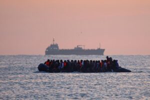 Reino Unido sanciona por primera vez a 20 grupos criminales por tráfico ilegal de inmigrantes a través del Canal de la Mancha
