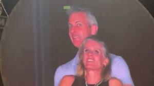 Renuncia el CEO que fue ‘pillado’ con su amante en un concierto de Coldplay