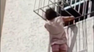 Rescatan a niña colgada en la ventana de un apartamento