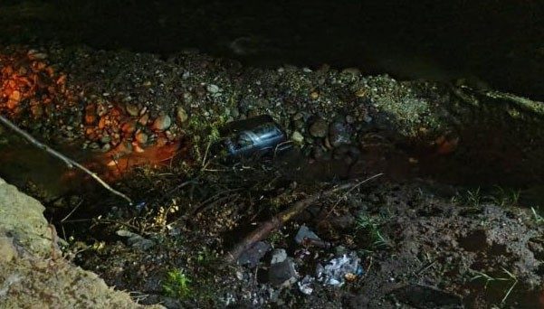 Rescatan de precipicio a dos heridos en accidente vial