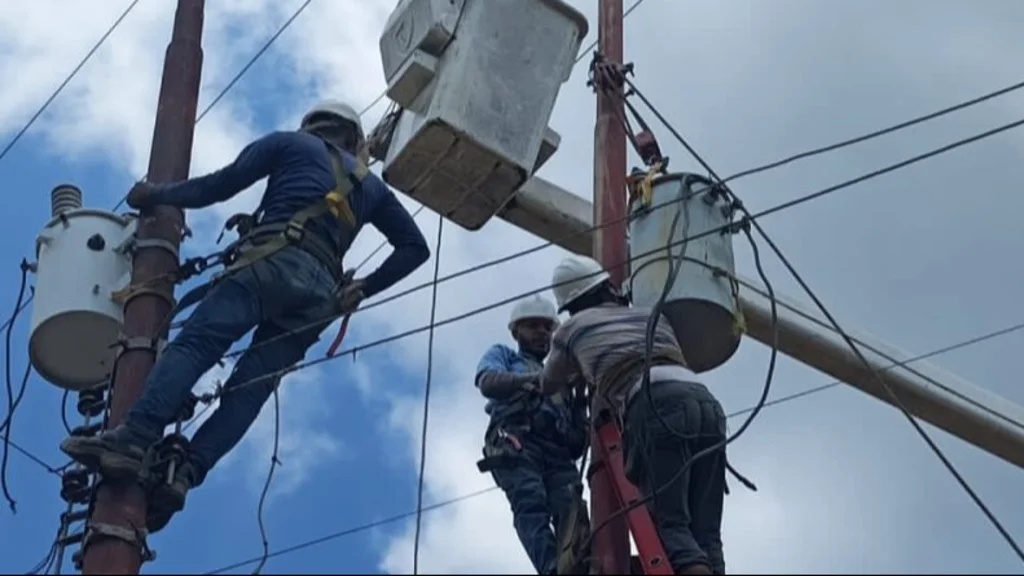 Restablecen servicio eléctrico en Mérida al 100% tras intensas lluvias: sustituyeron postes y transformadores - AlbertoNews