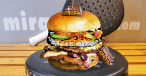 Restaurante caraqueño estrena su nueva hamburguesa de sushi trufado con chocolate Dubai emplatado en pala de pádel