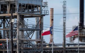 Reuters | Refinerías del Golfo de EE.UU. recurren a petróleo de Oriente Medio y Sudamérica ante la caída de suministros de Venezuela y México – AlbertoNews