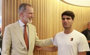 Rey Felipe VI felicita a Alcaraz por el «gran partido» en Wimbledon