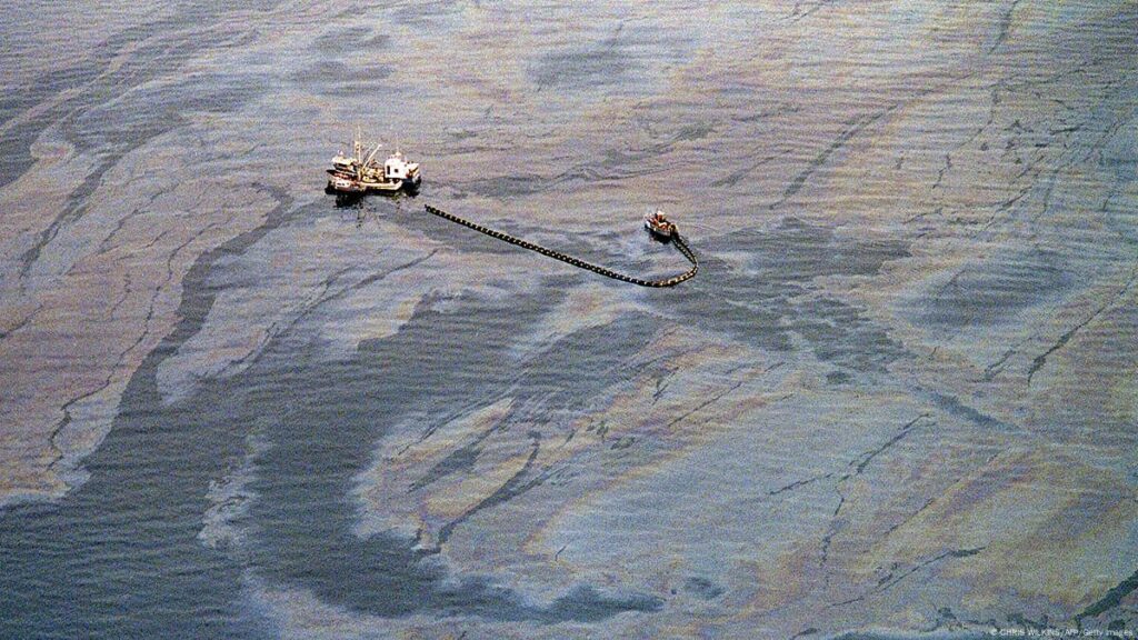Rusia admite que productos del derrame de crudo de diciembre siguen llegando a mar Negro - AlbertoNews