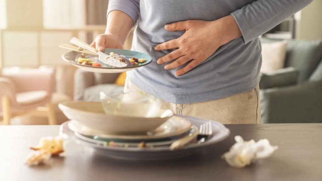Saltarse el desayuno o el almuerzo puede aumentar el riesgo de sufrir molestias gastrointestinales, según un experto
