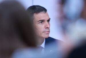 Sánchez traslada a responsables de Igualdad del PSOE que se cambiará el Código Ético para expulsar a los 'puteros'
