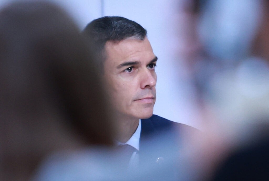 Sánchez traslada a responsables de Igualdad del PSOE que se cambiará el Código Ético para expulsar a los 'puteros'