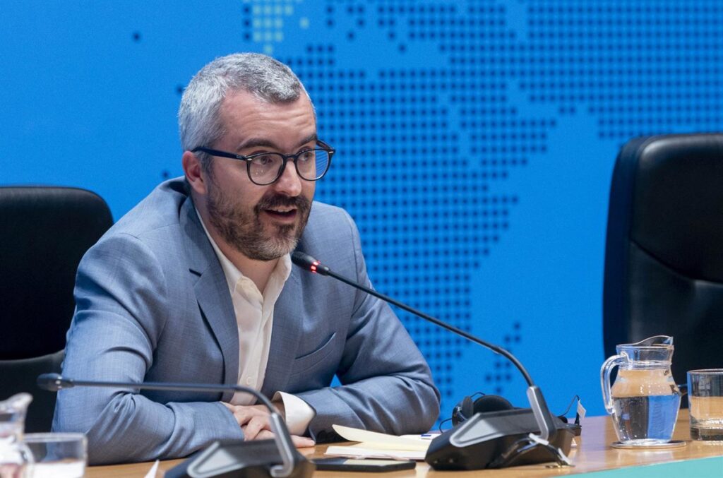 Sanidad avisa a las comunidades que iniciará acciones legales si no garantizan el derecho al aborto