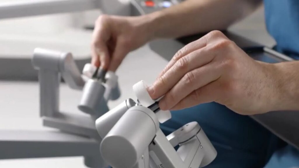 Sanitas incorpora en Madrid el robot quirúrgico más avanzado del mundo