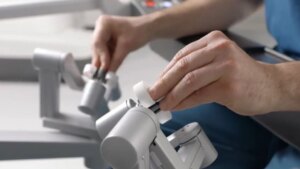 Sanitas incorpora en Madrid el robot quirúrgico más avanzado del mundo