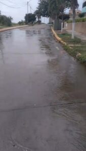 Se desperdicia el agua limpia en la calle 2 de Playa Grande