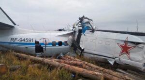 Se estrella avión con 49 pasajeros en Rusia