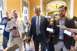 Senado de EEUU aprueba por la mínima y tras una agónica discusión de cuatro días la ley fiscal “grande y hermosa” de Trump - AlbertoNews