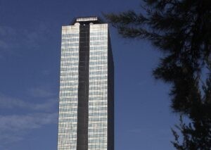 Sheinbaum pide a proveedores de Pemex no utilizar a ‘coyotes’ para cobrar adeudos