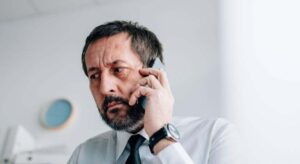 Si te dicen esta frase al contestar una llamada, cuelga de inmediato porque podrían dejarte la cuenta a cero
