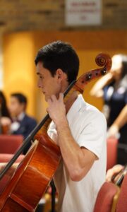 Simón Ablan: Un puente cultural que lleva el arte del cello venezolano a estudiantes norteamericanos