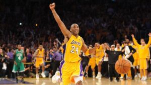 Subastadas por 240.000 dólares las zapatillas del primer partido titular de Kobe Bryant – AlbertoNews