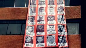 Sujetos armados vandalizaron pancarta del Colegio Nacional de Periodistas