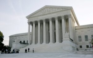 Supremo de EE.UU. permite a Trump reanudar los despidos masivos en el Gobierno