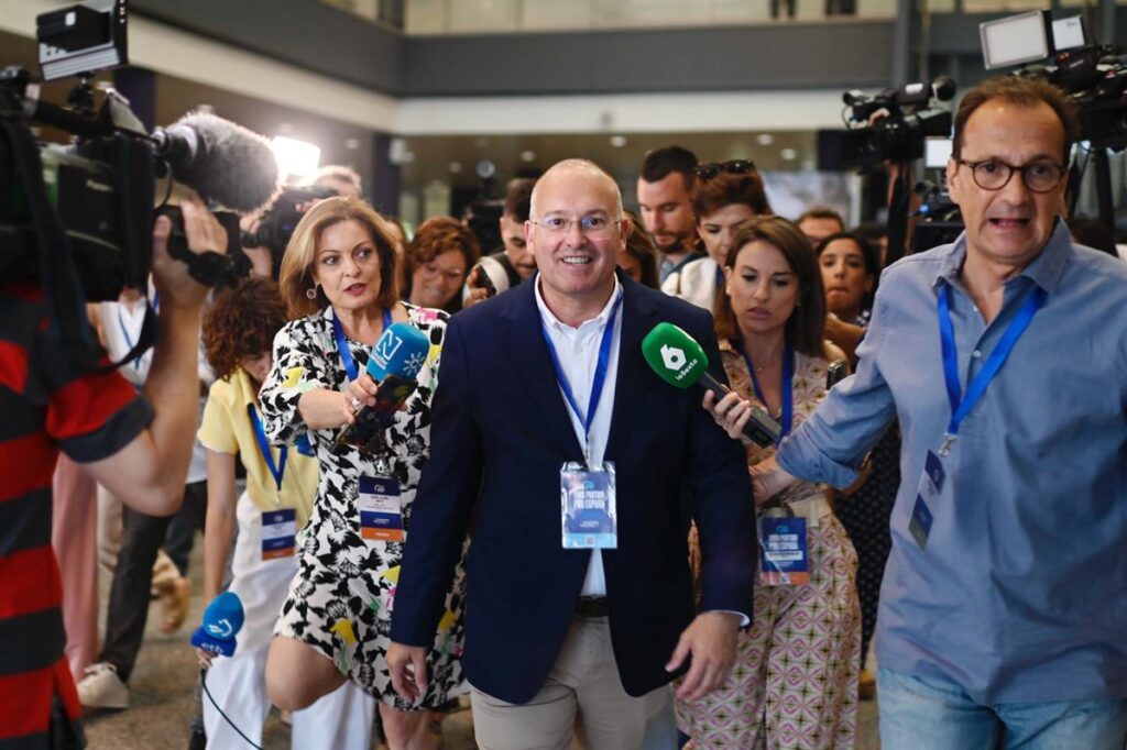 Tellado dice que la sede del PSOE "es hoy un velatorio" frente a un PP "preparado" para "pasar página" de Sánchez