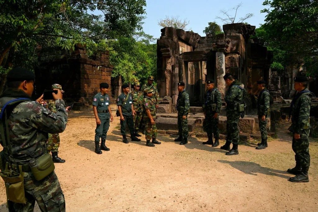 “Soldados tailandeses y camboyanos en el templo Ta Moan Thom, zona disputada en la frontera” – AFP/Getty Images