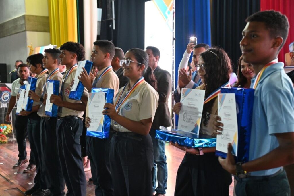 Terán entrega reconocimiento a los 200 mejores promedios