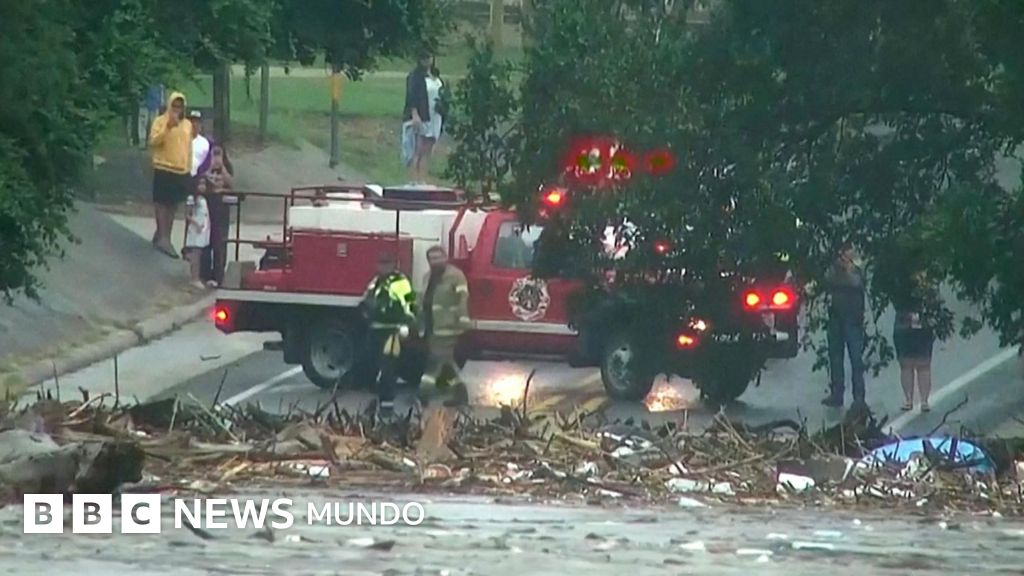 “Terribles” inundaciones en Texas que han dejado al menos 24 muertos y hasta 25 niñas desaparecidas