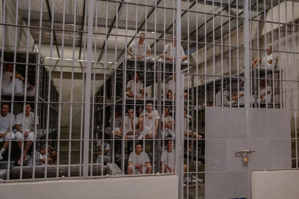 The New York Times | EE.UU. no ha podido concretar un acuerdo para intercambiar venezolanos detenidos en El Salvador - AlbertoNews