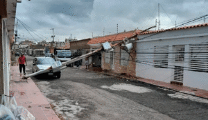 Torrencial aguacero y vientos huracanados hacen estragos en Maracaibo