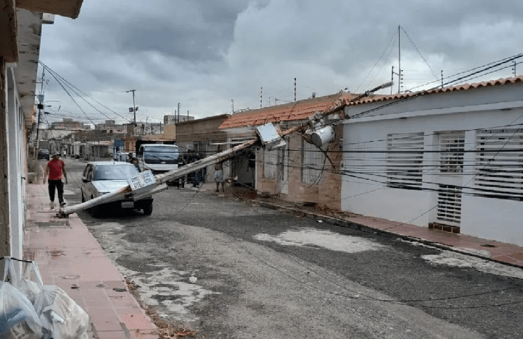 Torrencial aguacero y vientos huracanados hacen estragos en Maracaibo