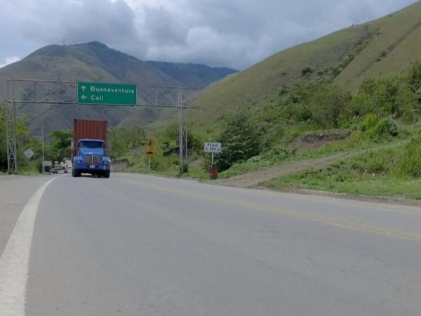 Tractocamiones incendiados y explosivo en vía Buenaventura-Loboguerrero: denuncia Fedetranscarga | Infraestructura | Economía
