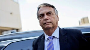 Trasladan a Bolsonaro para colocarle una tobillera electrónica
